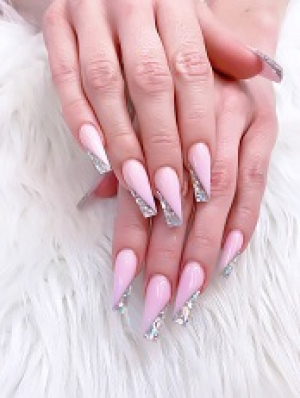 عکس با کیفیت مدل  کاشت ناخن طرح دار صورتی